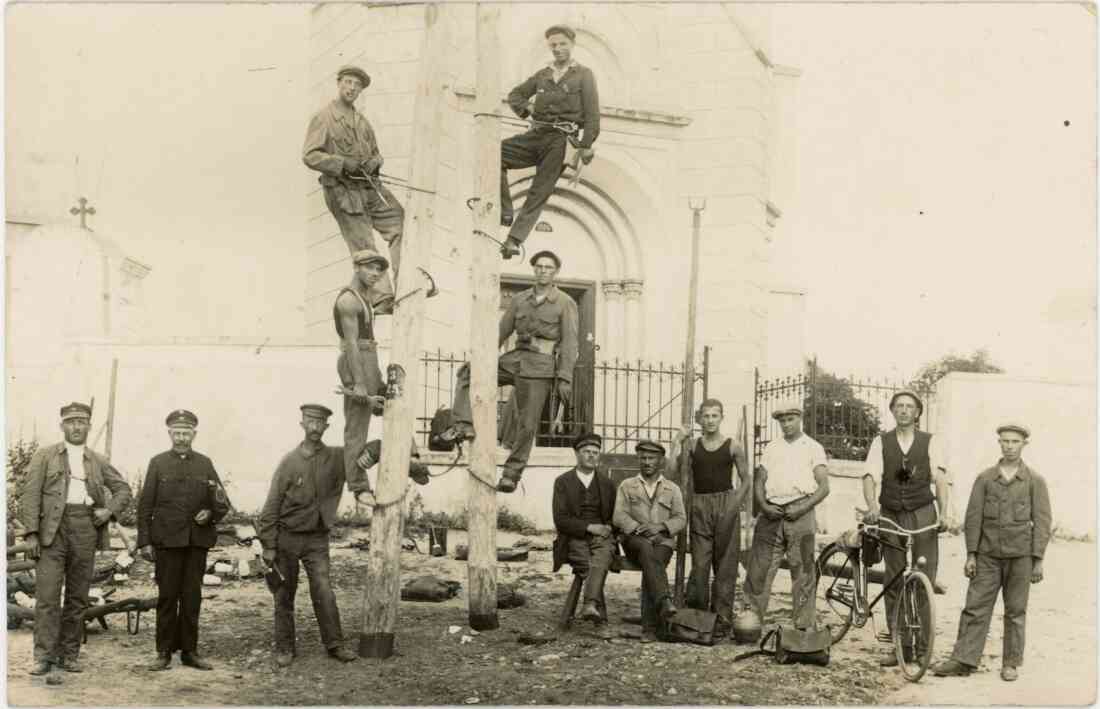 Stegersbacher Telegrapher vor einer Kirche